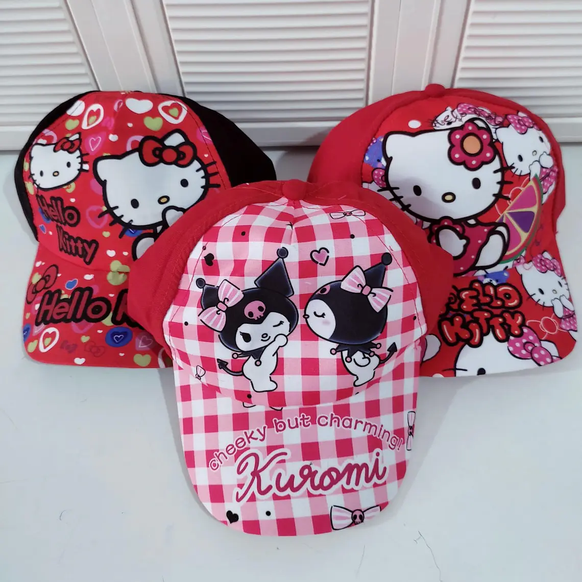 1 GORRA INFANTIL PARA NIÑAS DISEÑO HELLO KITTY O KUROMI MOD# SRIO 3