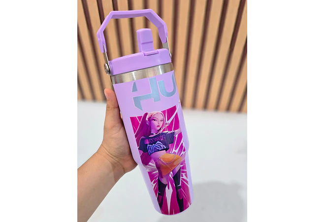 VASO TÉRMICO CON ASA  DISEÑO GUERRERAS KPOP DE 800ML MOD# VFT30