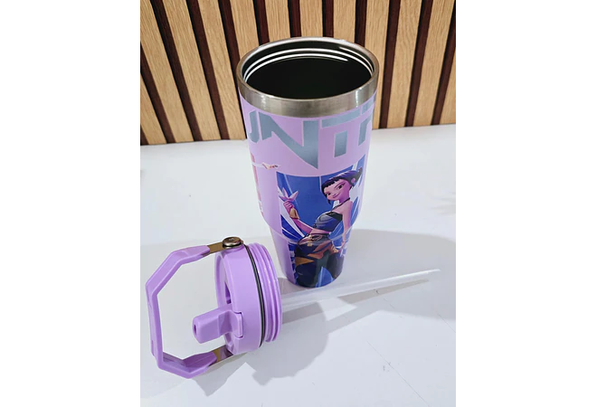 VASO TÉRMICO CON ASA  DISEÑO GUERRERAS KPOP DE 800ML MOD# VFT30