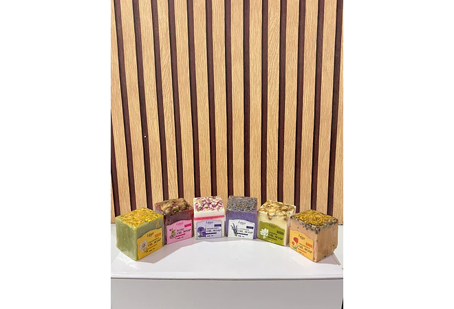 JABÓN ARTESANAL DE ACEITES ESCENCIALES  🧼