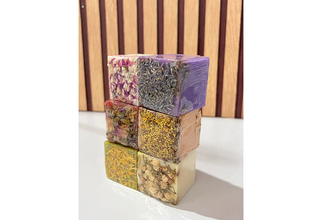 JABÓN ARTESANAL DE ACEITES ESCENCIALES  🧼