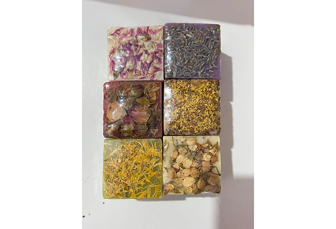 JABÓN ARTESANAL DE ACEITES ESCENCIALES  🧼