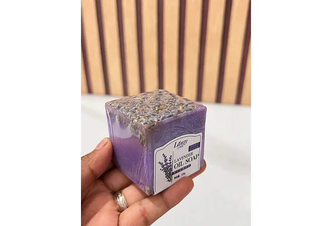 JABÓN ARTESANAL DE ACEITES ESCENCIALES  🧼