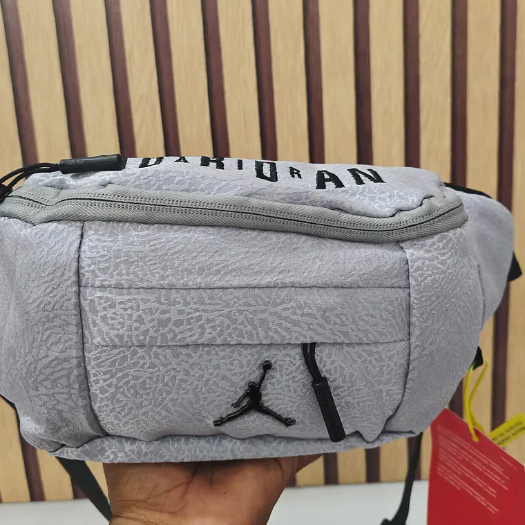 CANGURERA JORDAN COLOR GRIS MOD# 771-H804 1