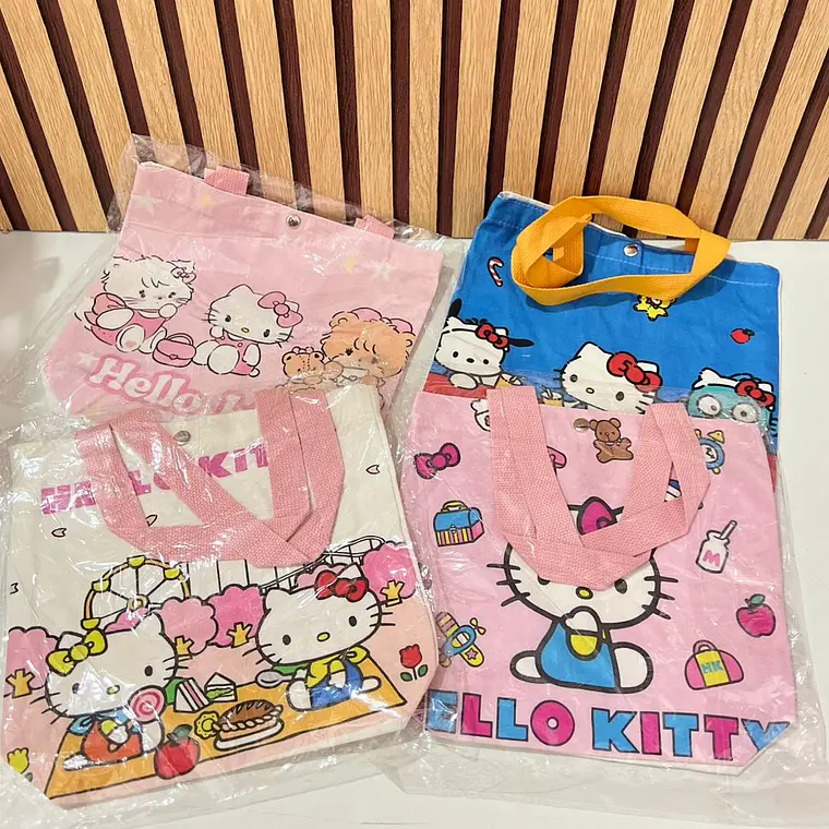 BOLSITA DE MANTA CON BROCHE HELLO KITTY 1
