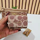 SET DE MONEDERO + TARJETERO + CARTERITA IMITACIÓN COACH MOD# COS-1508 - Miniatura 10