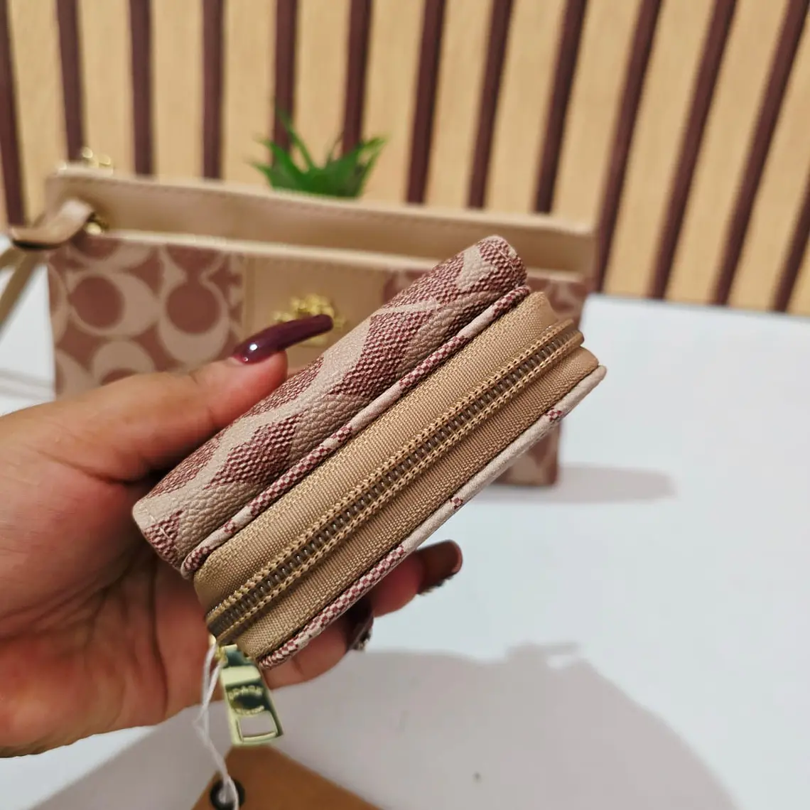 SET DE MONEDERO + TARJETERO + CARTERITA IMITACIÓN COACH MOD# COS-1508 14