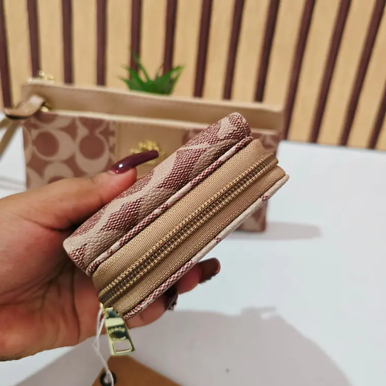 SET DE MONEDERO + TARJETERO + CARTERITA IMITACIÓN COACH MOD# COS-1508 14