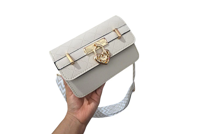 BOLSITA CASUAL BROCHE CORAZÓN MOD# E903-139  💖