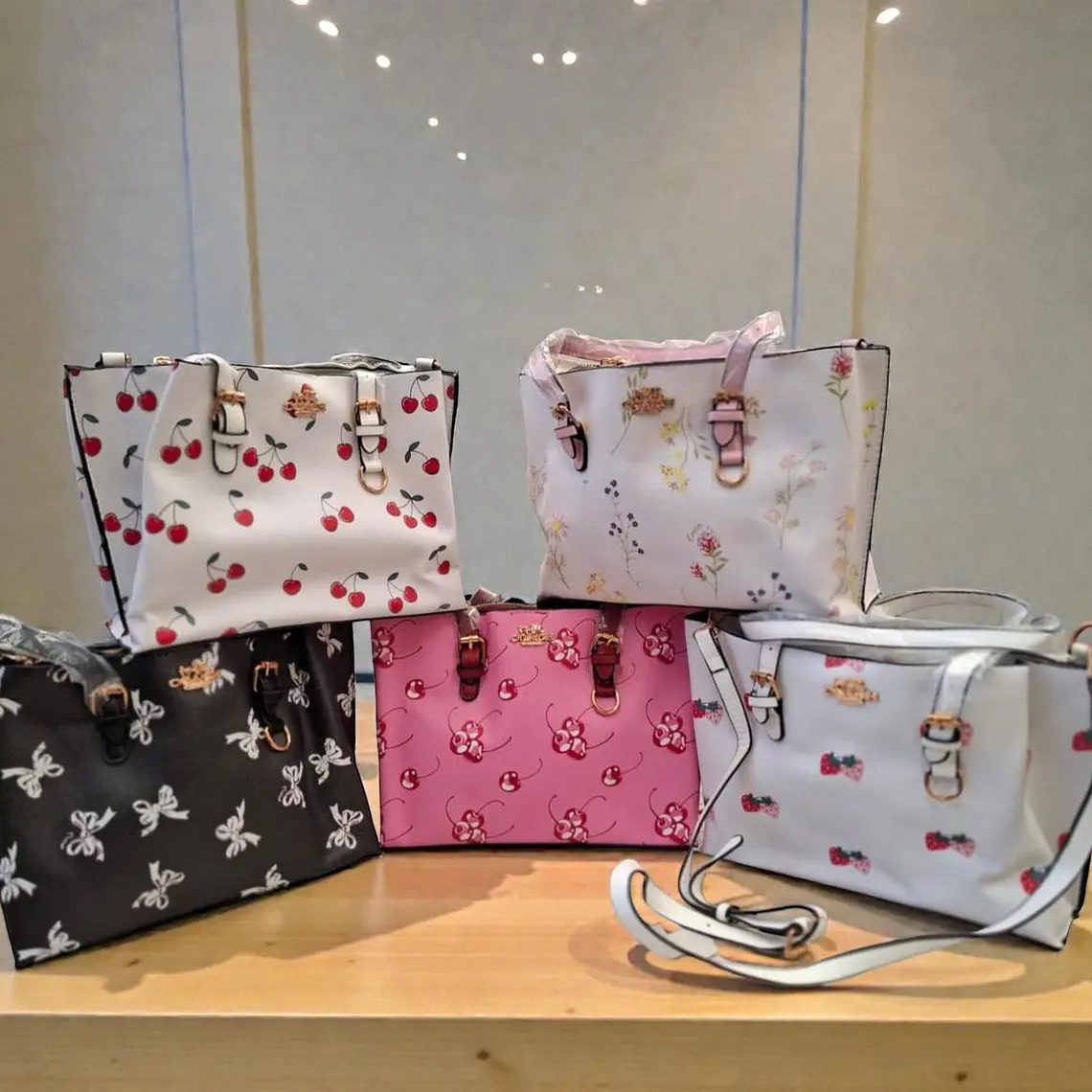 🍓🍒🌸 BOLSA DE MANO COACH TEMÁTICA FLORES / FRUTAS (INCLUYE COLGANTE) MOD #C666  🌸🍒🍓- COPIAR 1