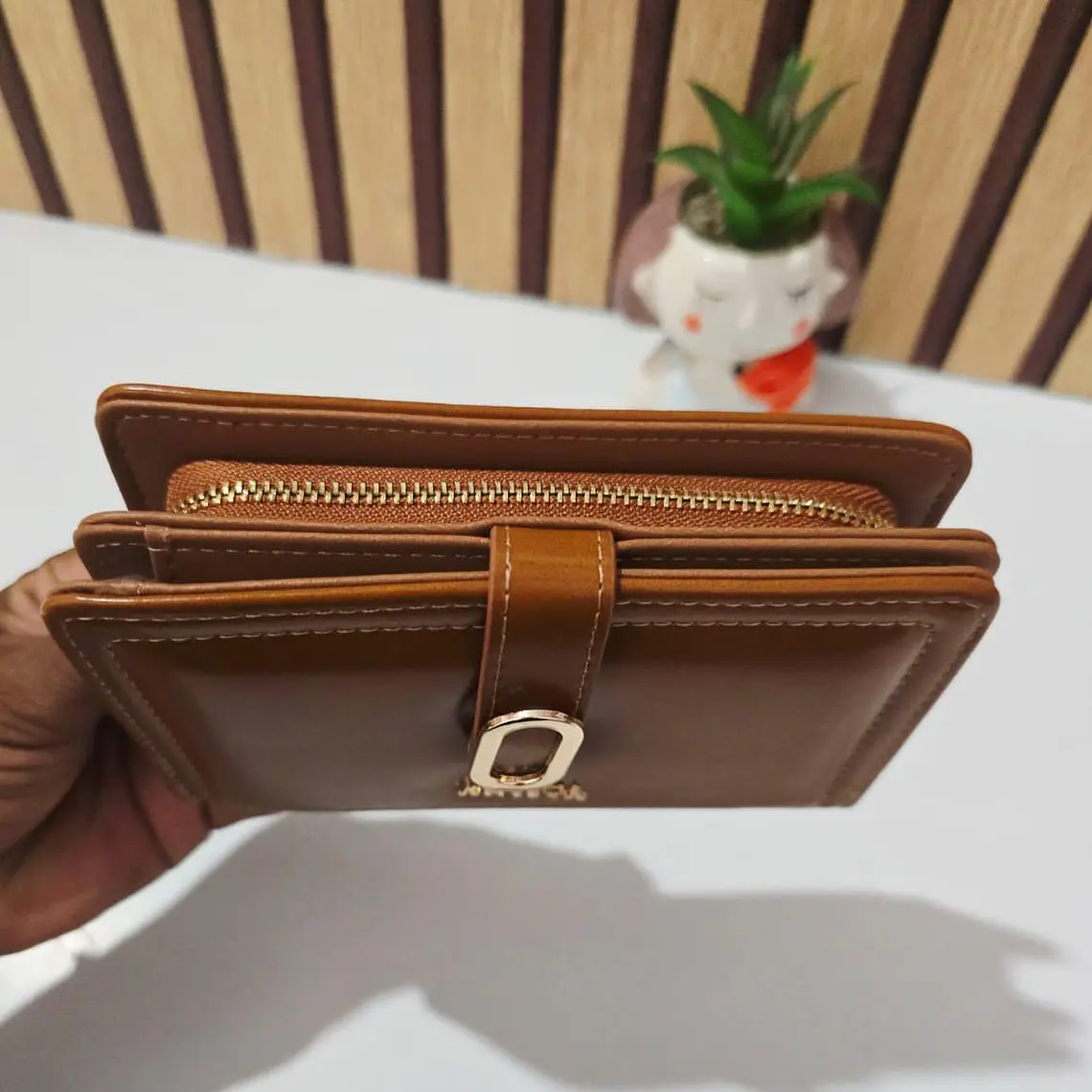 CARTERA/MONEDERO ANISTA CON BROCHE MOD# USA-37-SC-FA🥰 10