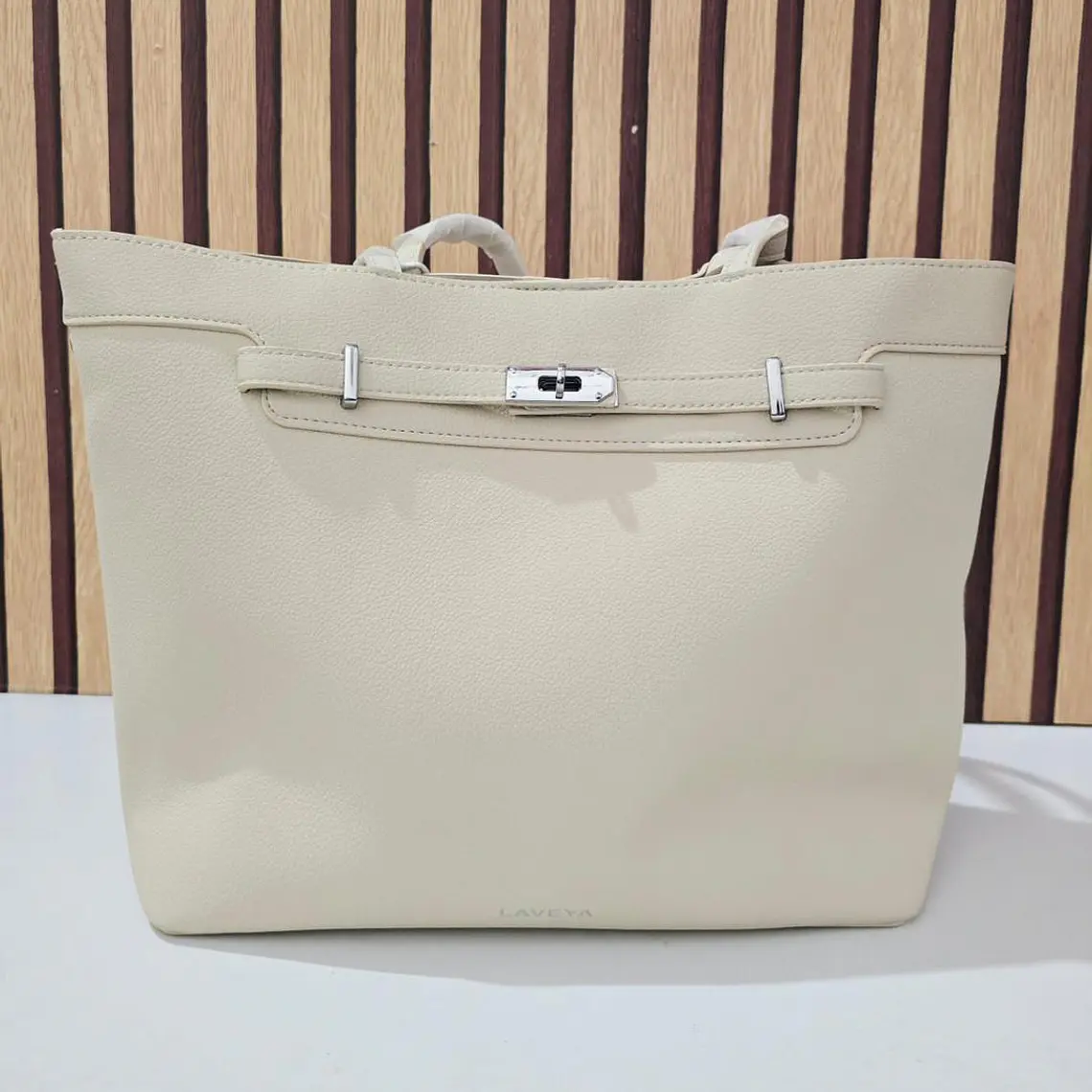 BOLSO CON COSMETIQUERA INCLUIDA LAVEYA MOD# B60097 2