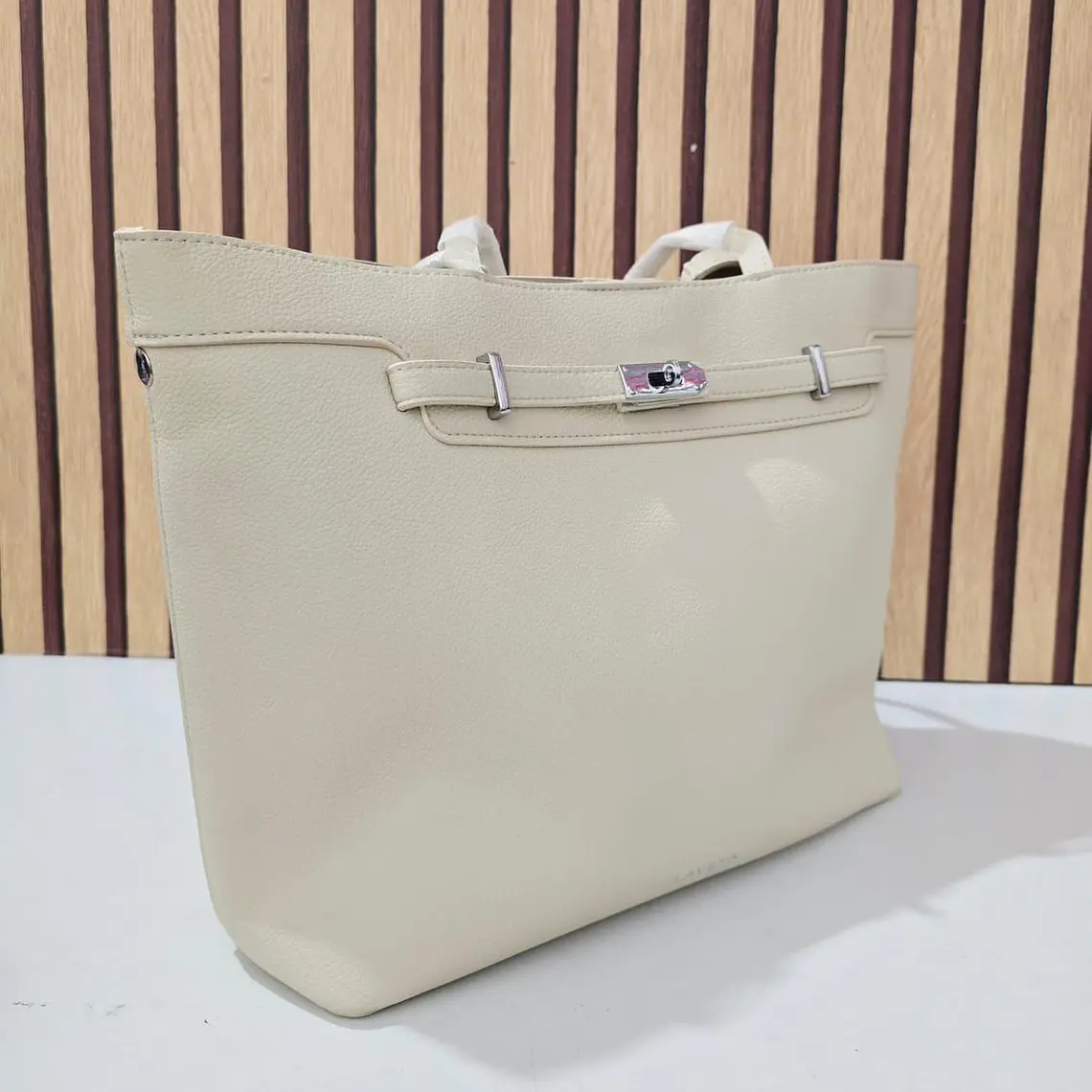 BOLSO CON COSMETIQUERA INCLUIDA LAVEYA MOD# B60097 3