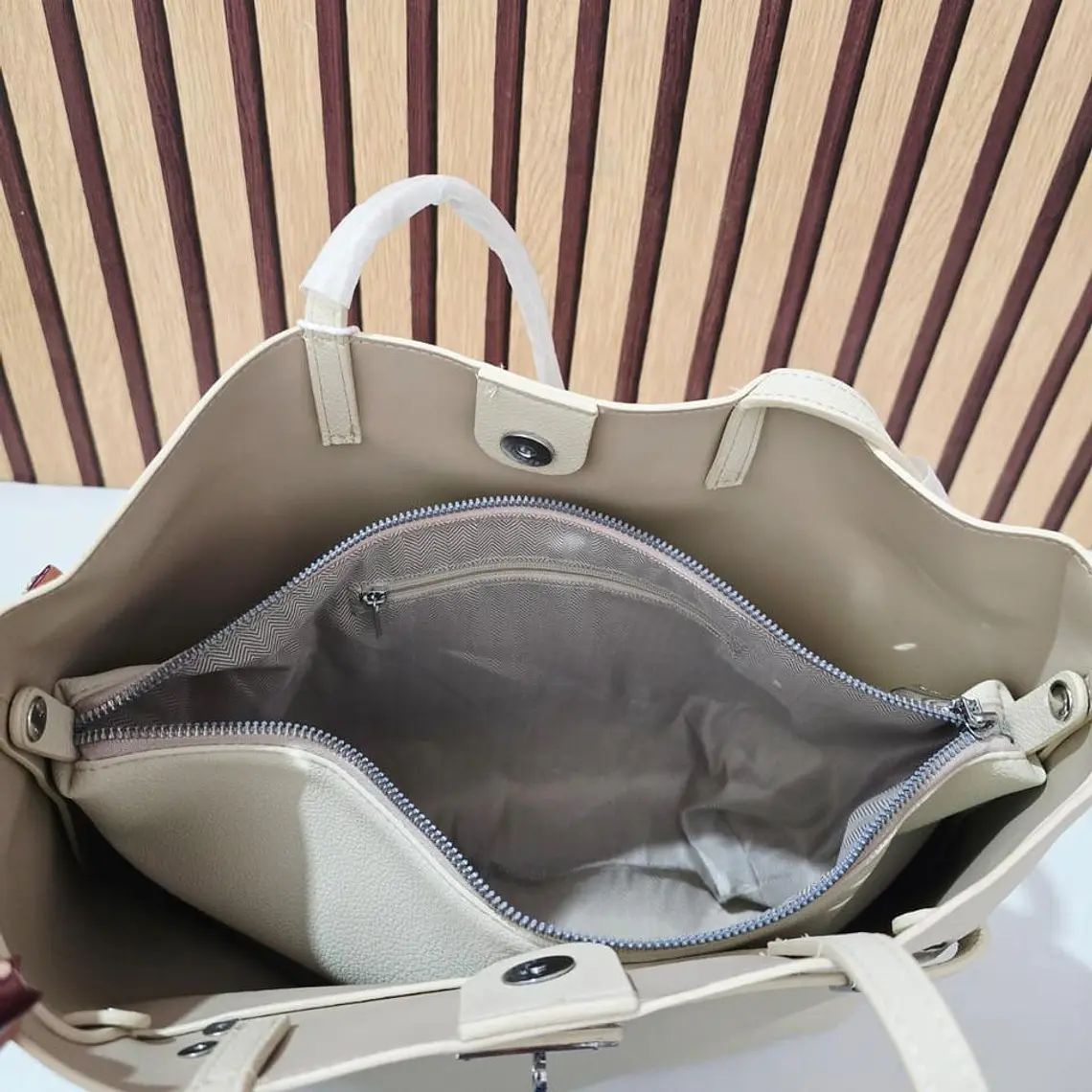 BOLSO CON COSMETIQUERA INCLUIDA LAVEYA MOD# B60097 4