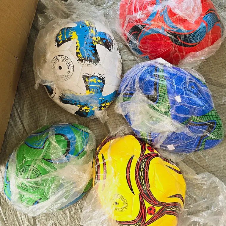 BALÓN #5 DE FÚTBOL VARIOS COLORES AL AZAR MOD# B100⚽ 4