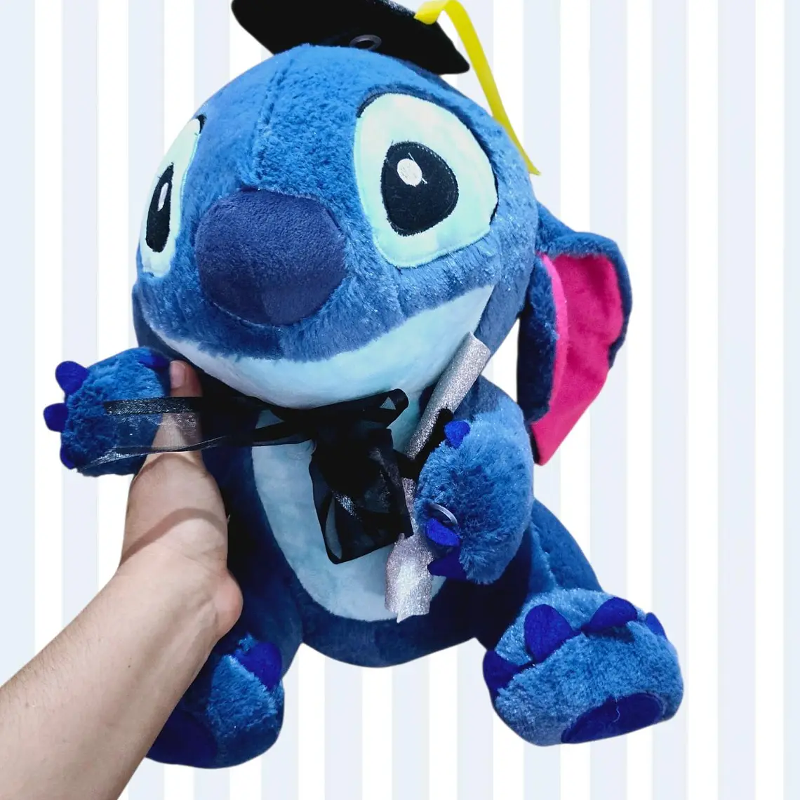 PELUCHE STICH SENTADO CON MOÑO Y GORRO GRADUACIÓN MOD# 03 🎓 3