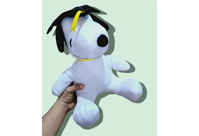 PELUCHE SNOOPY FIRMA CON GORRO Y LISTÓN AMARILLO GRADUACIÓN MOD# 04 🎓