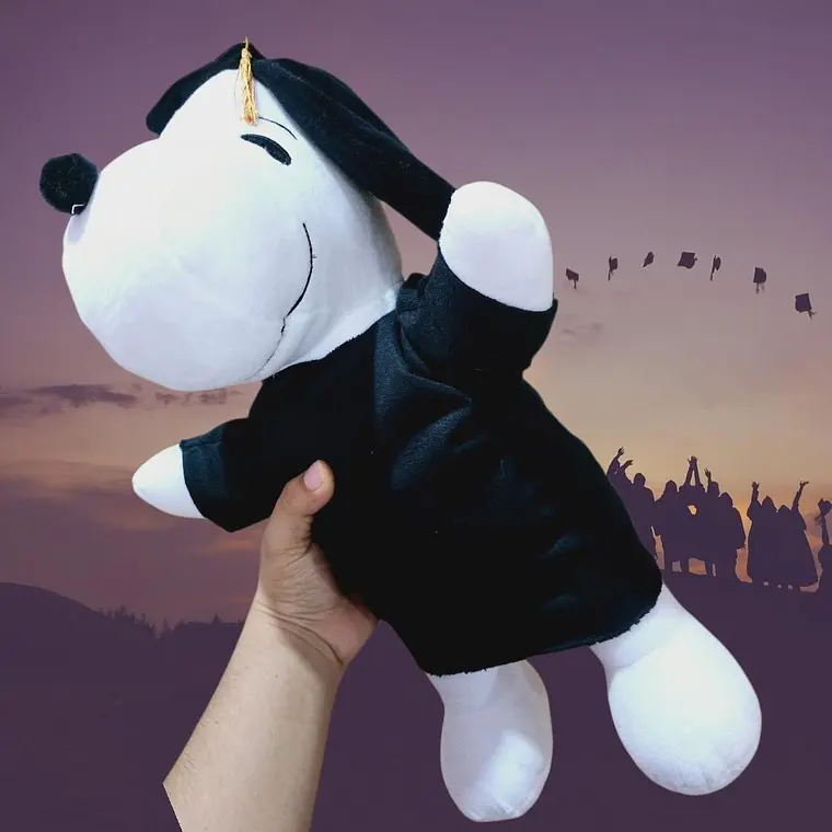 PELUCHE MEDIANO SNOOPY PARADO CON TOGA Y GORRO GRADUACIÓN MOD# 05 🎓 2