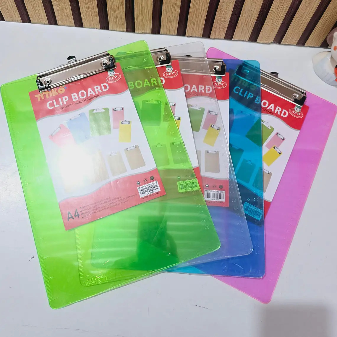 TABLA CON ABRAZADERA COLORES TRANSPARENTE MOD# SN-010J 1