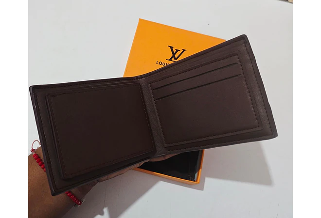CARTERA IMITACIÓN LOUIS VUITTON DISEÑO TEXTURIZADO MOD# SUP-12161