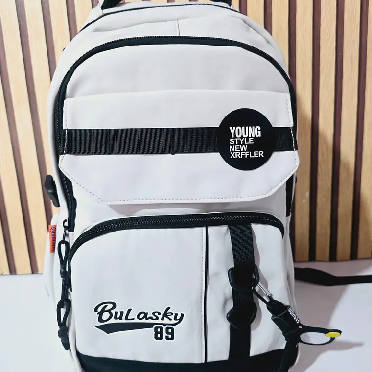 MOCHILA JUVENIL BULASKY 89 CON LLAVERO MOD# 6822 3