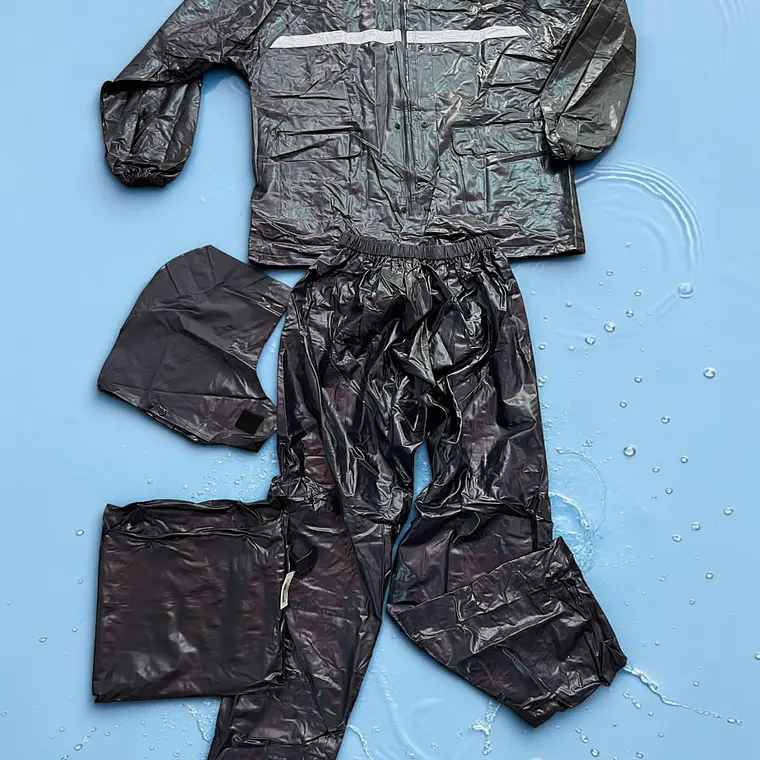 IMPERMEABLE CHAMARRA Y PANTALÓN FRANJA GRIS REFLEJANTE  TIPO PLASTICO MOD# 108 3