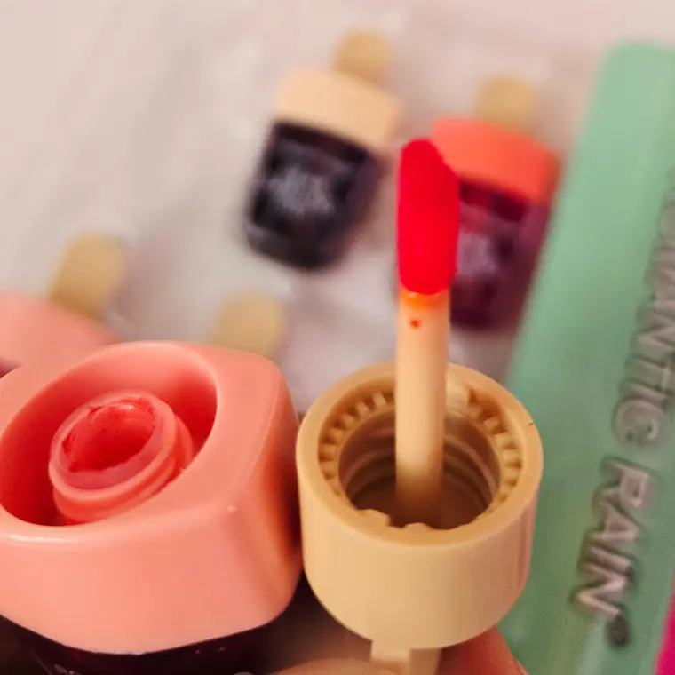 CAJITA CON 12 TINTAS PARA LABIOS EN FORMA DE PALETA 4
