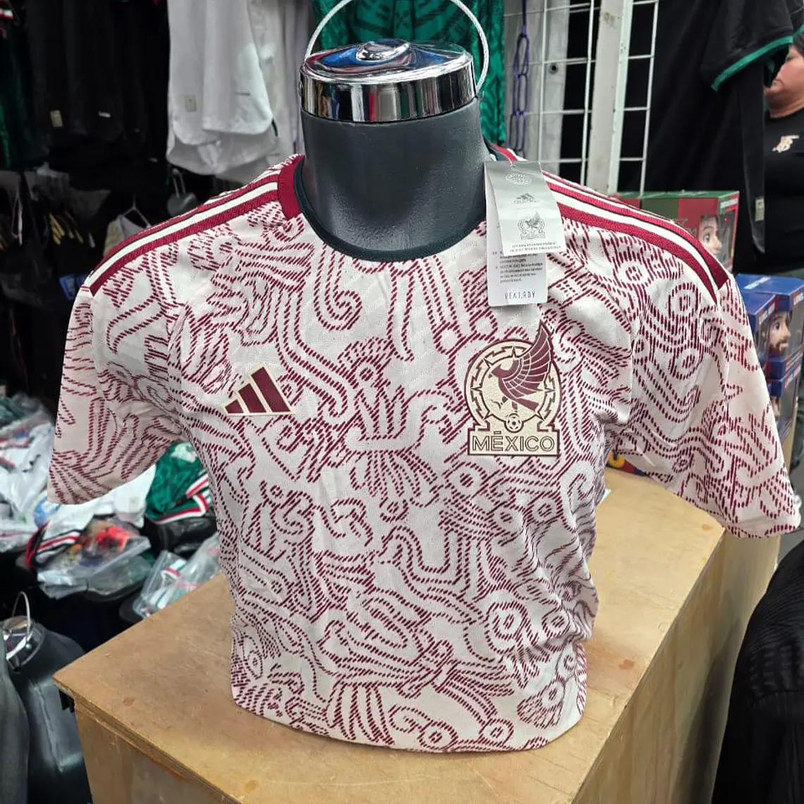 PLAYERA JERSEY 1:1 BEIGE/GUINDA MÉXICO JUGADOR LOGOS PLASTIFICADOS  MUNDIAL 1