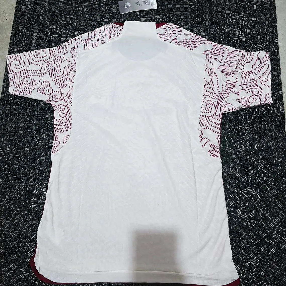 PLAYERA JERSEY 1:1 BEIGE/GUINDA MÉXICO JUGADOR LOGOS PLASTIFICADOS  MUNDIAL 3