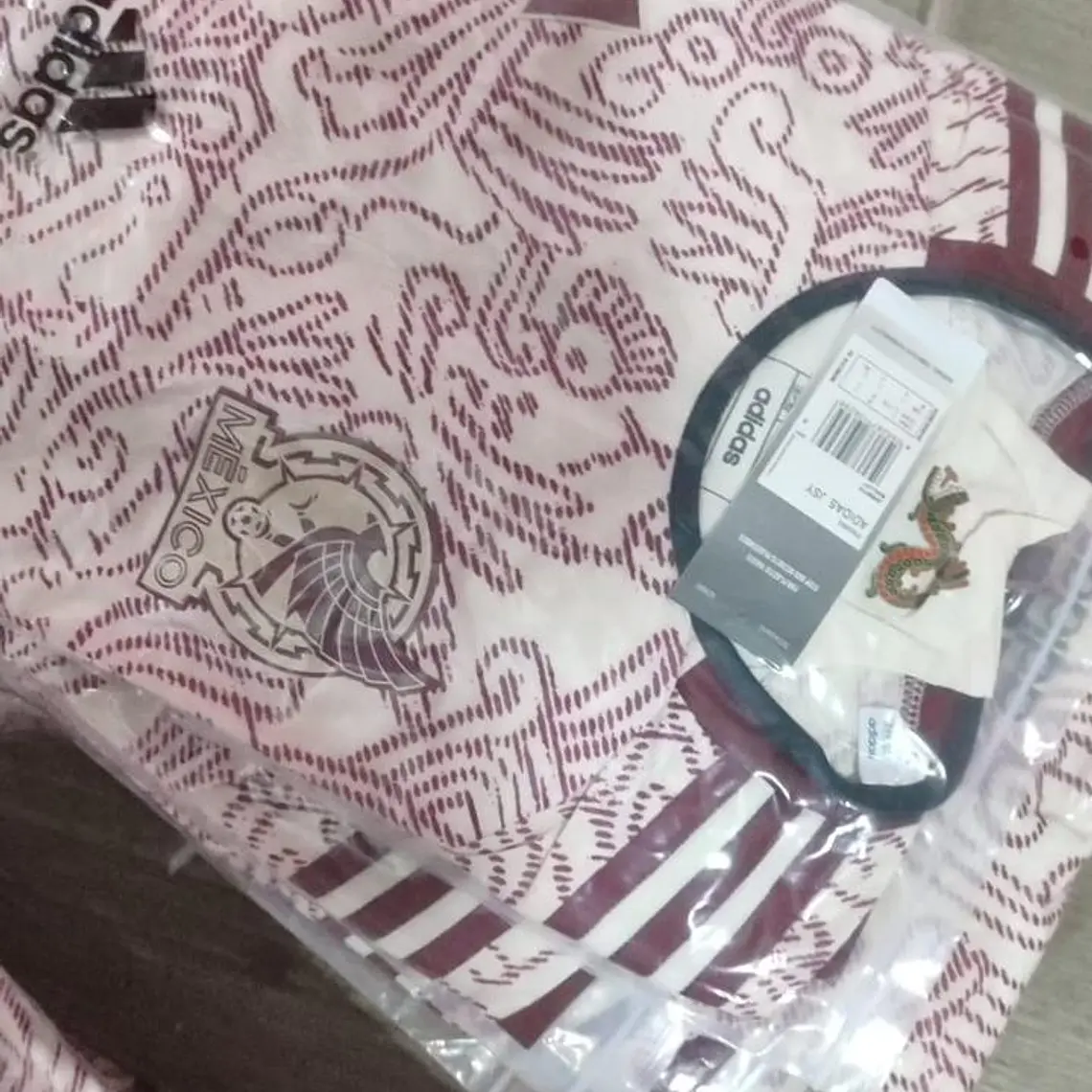 PLAYERA JERSEY 1:1 BEIGE/GUINDA MÉXICO JUGADOR LOGOS PLASTIFICADOS  MUNDIAL 4