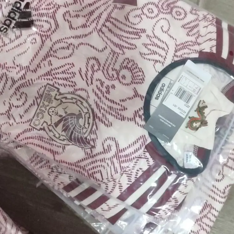 PLAYERA JERSEY 1:1 BEIGE/GUINDA MÉXICO JUGADOR LOGOS PLASTIFICADOS  MUNDIAL 4