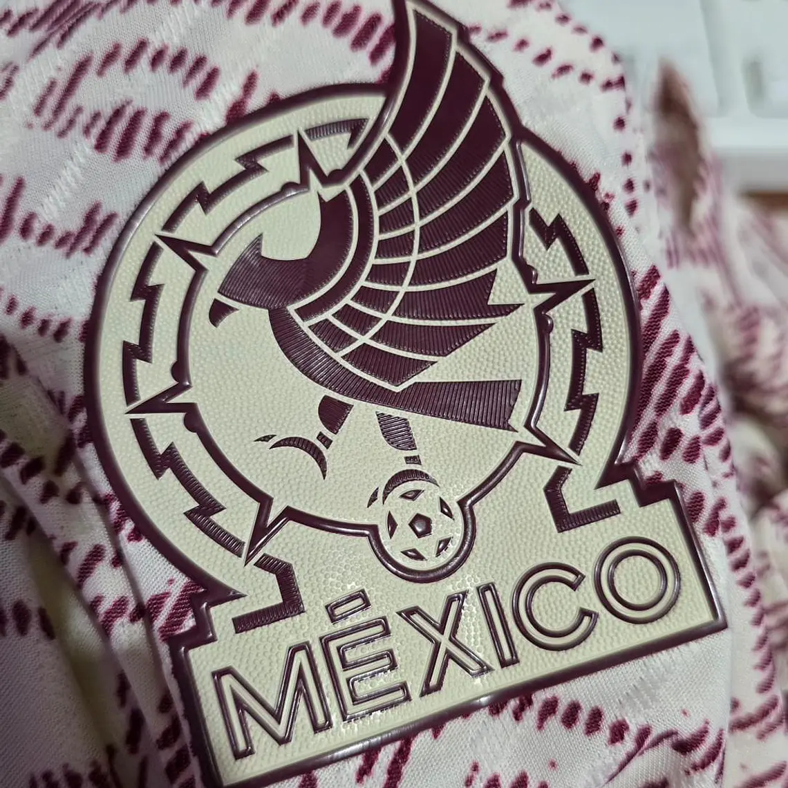 PLAYERA JERSEY 1:1 BEIGE/GUINDA MÉXICO JUGADOR LOGOS PLASTIFICADOS  MUNDIAL 7