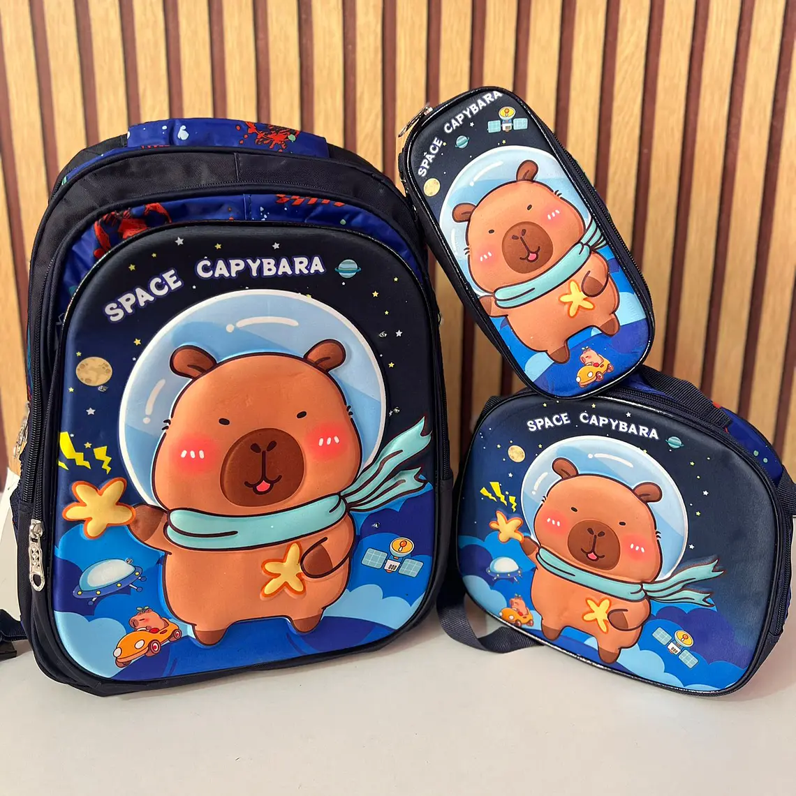 COMBO MOCHILA PARA PRIMARIA DISEÑO CAPIBARA AL AZAR MOD# FX25163-6 6