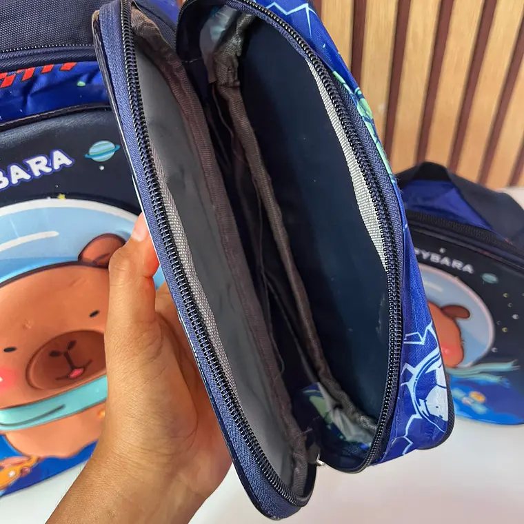 COMBO MOCHILA PARA PRIMARIA DISEÑO CAPIBARA AL AZAR MOD# FX25163-6 13