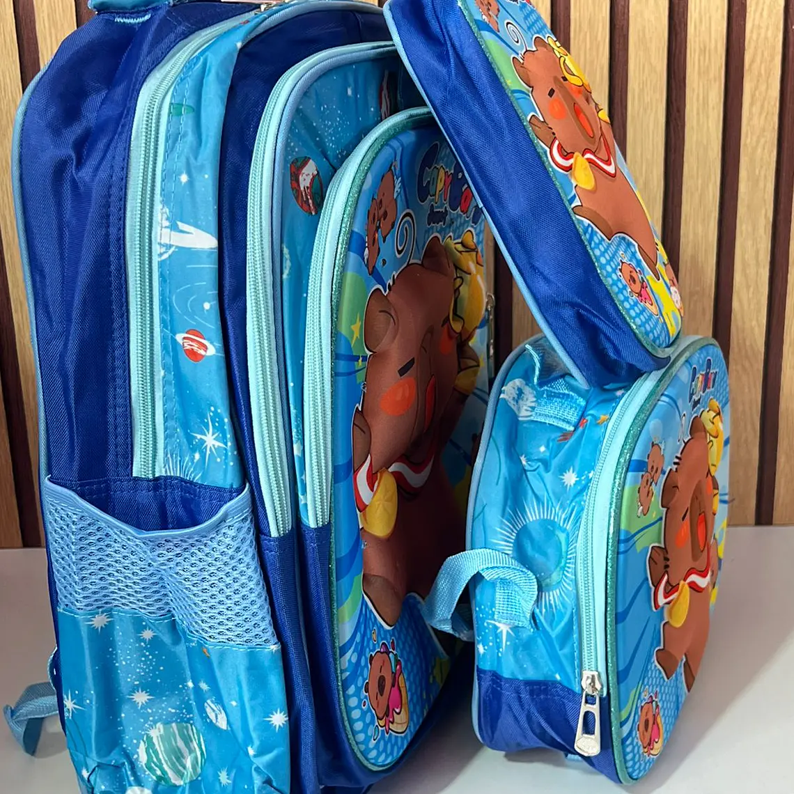 COMBO MOCHILA PARA PRIMARIA DISEÑO CAPIBARA AL AZAR MOD# 25163-7 13