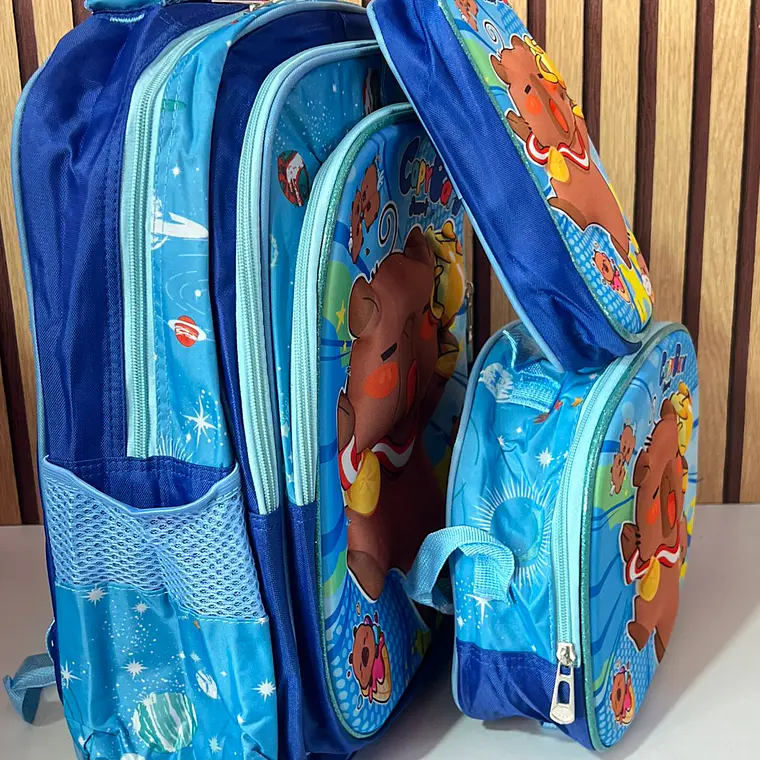 COMBO MOCHILA PARA PRIMARIA DISEÑO CAPIBARA AL AZAR MOD# 25163-7 13