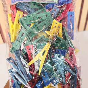 BOLSA CON 50 PINZAS PARA ROPA MOD# JM50