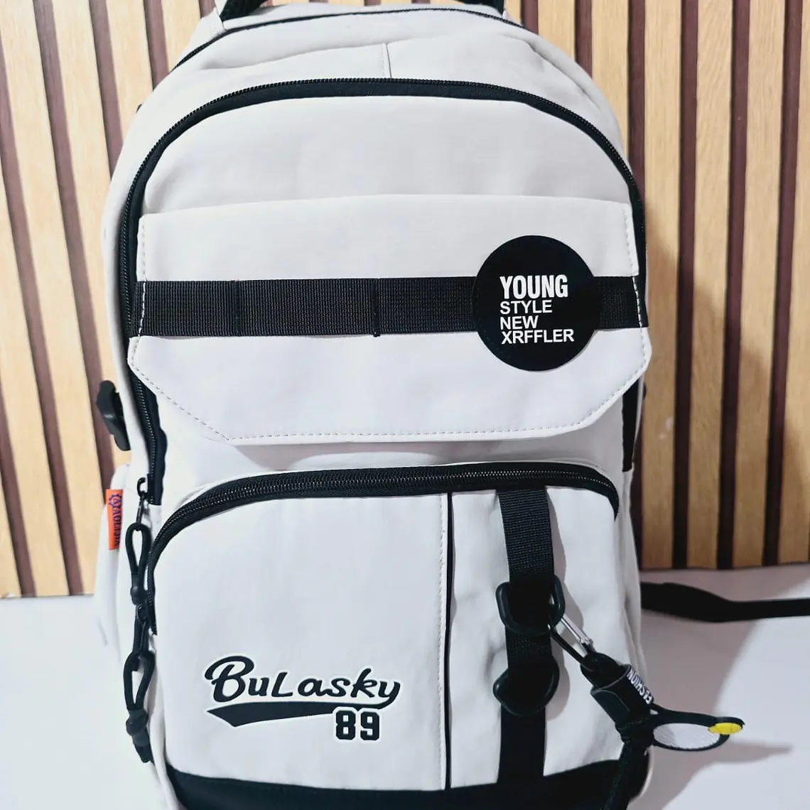 MOCHILA JUVENIL BULASKY 89 CON LLAVERO MOD# 6822 4