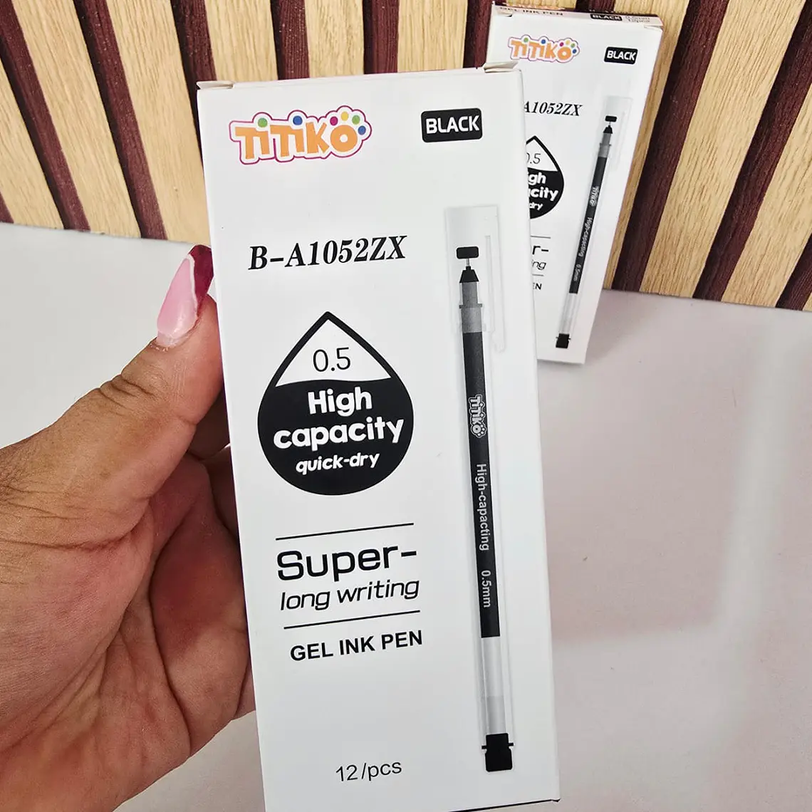 CAJITA BLANCA CON 12 BOLÍGRAFOS MOD# B-A1052ZX 1