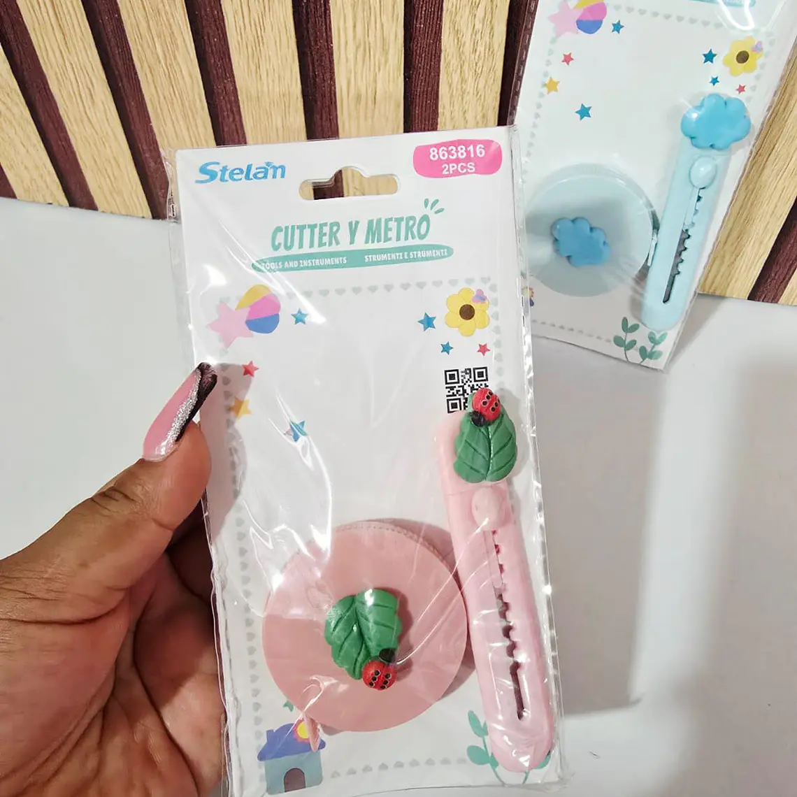 SET MINI CÚTER Y FLEXOMETRO KAWAII (CATARINA Y NUBE) MOD# 863816 2