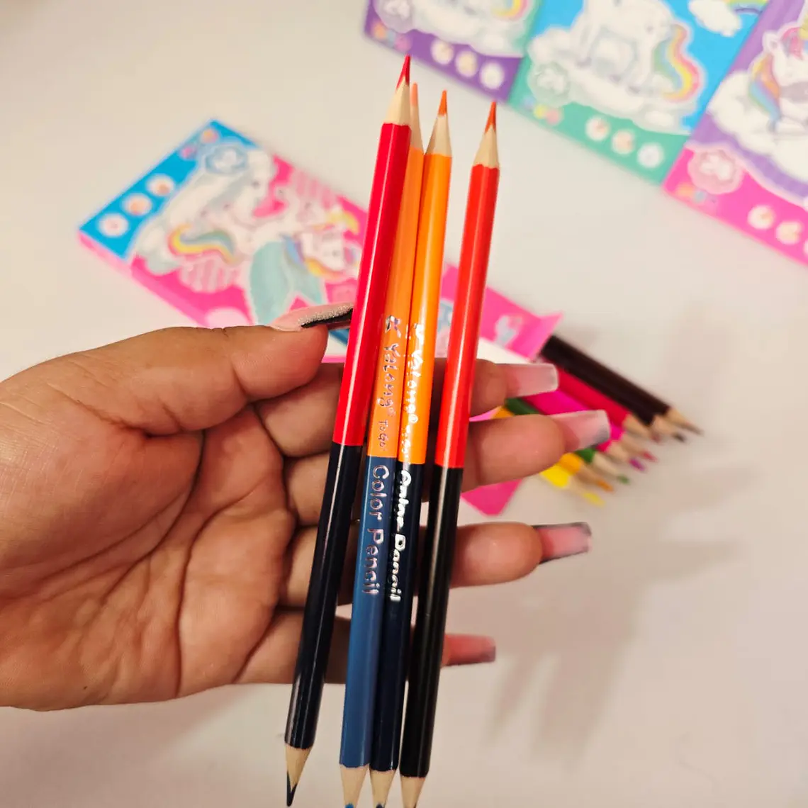 CAJITA CON 12 COLORES DE DOBLE PUNTA DISEÑO UNICORNIO MOD# YL221060-24 3