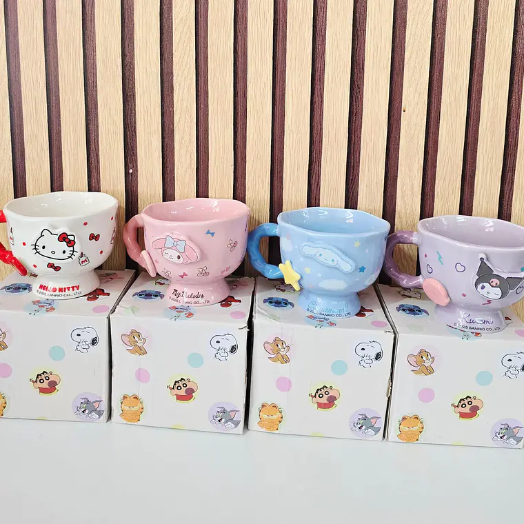 TAZA DE CERÁMICA HELLO KITTY Y SUS AMIGOS (350ML) MOD# 26-TCB-191 2