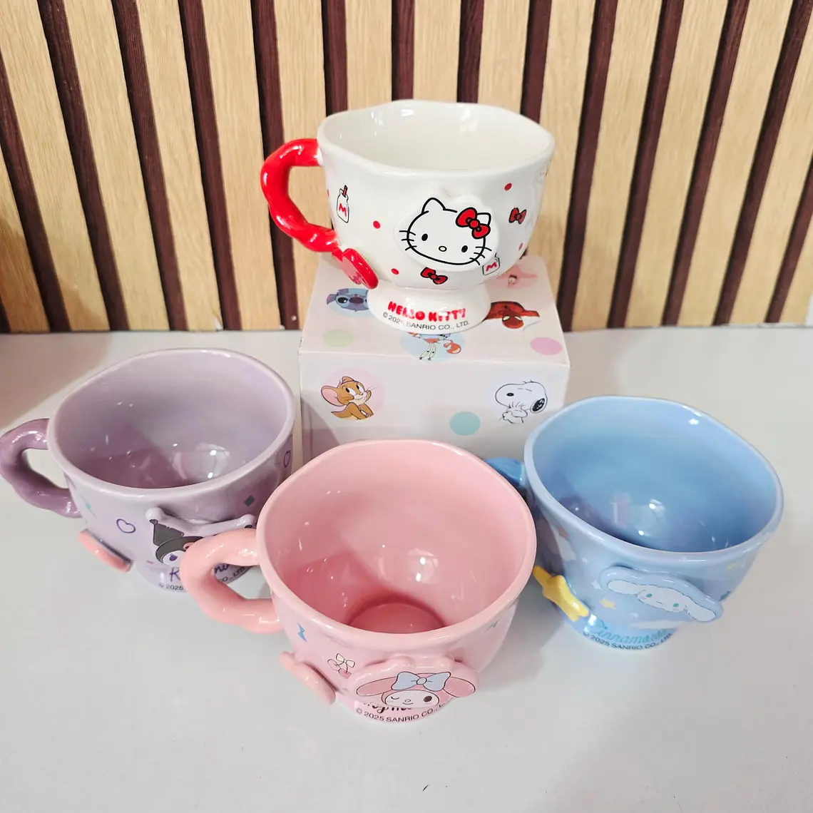 TAZA DE CERÁMICA HELLO KITTY Y SUS AMIGOS (350ML) MOD# 26-TCB-191 7