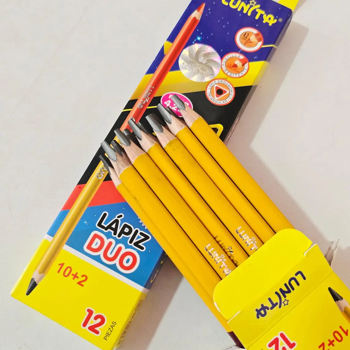 CAJITA CON 12 LÁPICES DÚO MOD# L300 4