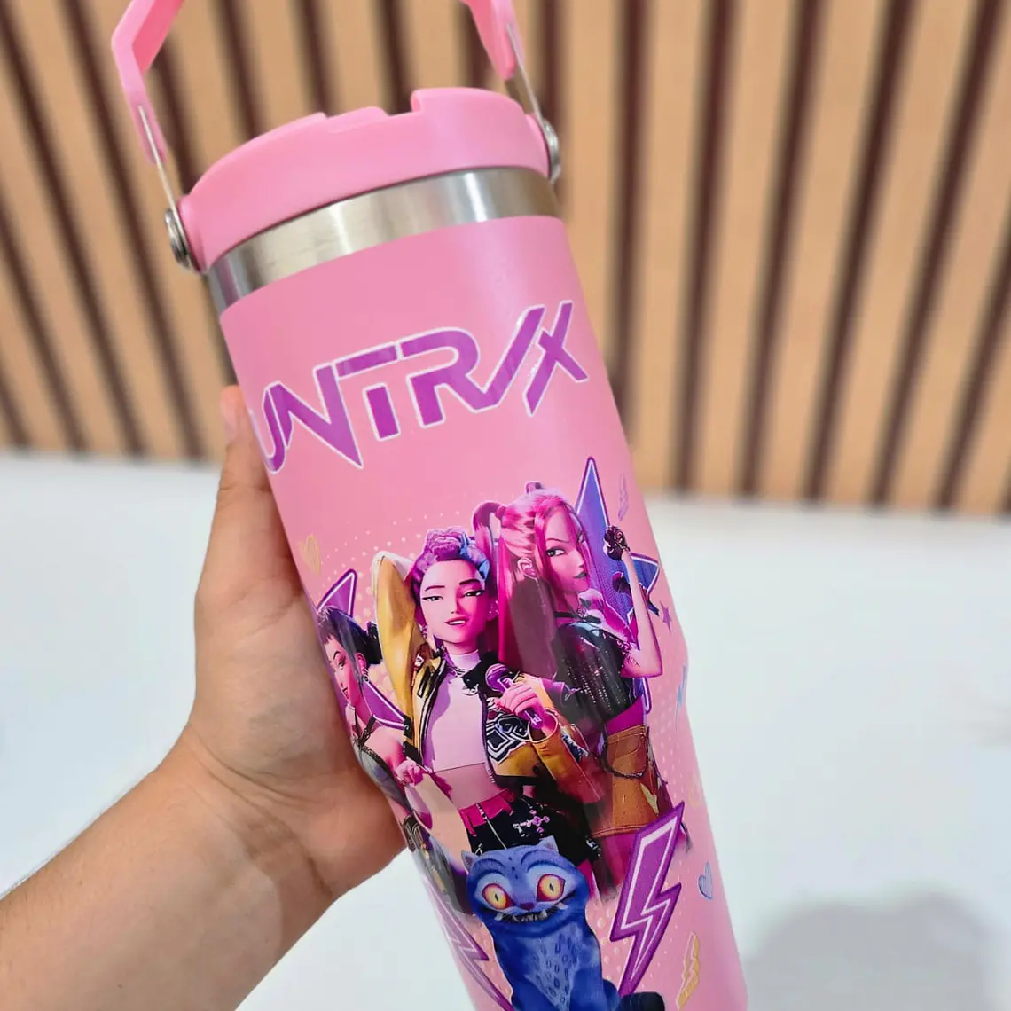 VASO TÉRMICO CON ASA  DISEÑO GUERRERAS KPOP DE 800ML MOD# VFT30 6