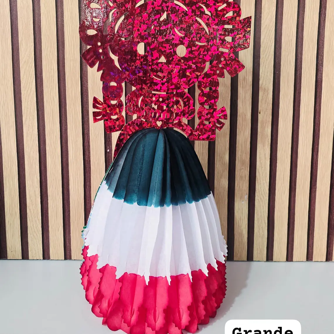 MUÑECA BRILLANTE MEXICANA CON VESTIDO DE PAPEL 2