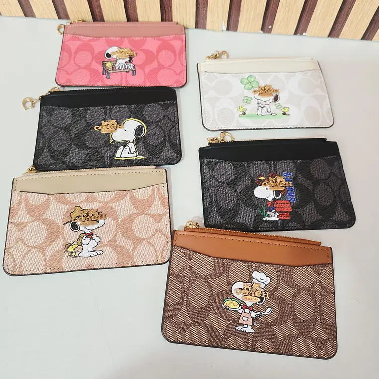 TARJETERO/MUÑEQUERA COACH (SNOOPY) MOD# WLW6-39 1