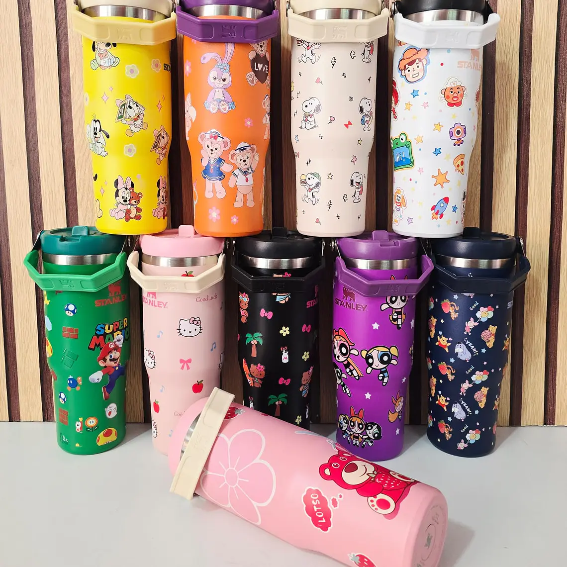 VASO TÉRMICO STANLEY CON ASA (PERSONAJES) 887 ML MOD# 8820 12