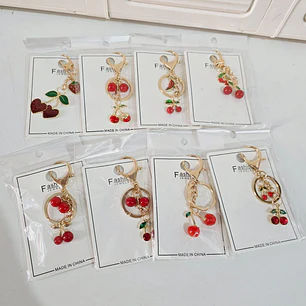 1 PZA LLAVERO DE ORO LAMINADO DISEÑOS CEREZAS Y FRESAS 🍒🍓