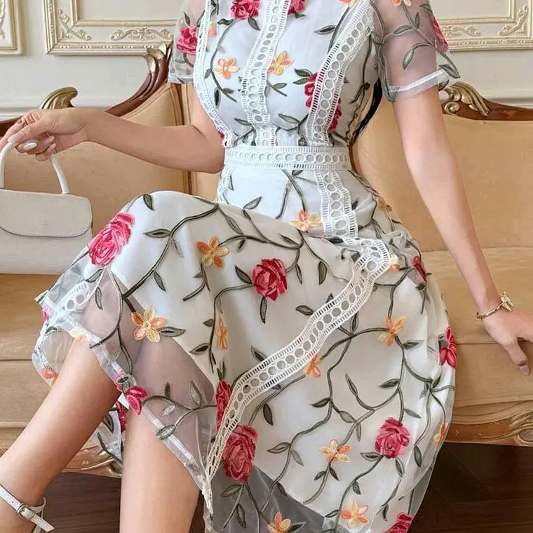 VESTIDO BLANCO CON FLORES TALLA CH 2